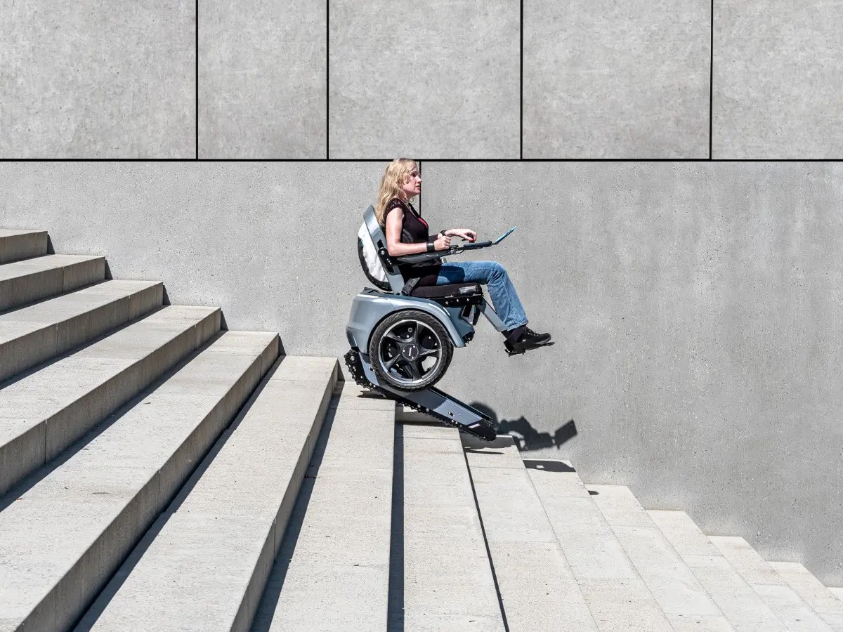 Elektrorollstuhl scewo bro -Rollstühle mit selbstbalancierendem Fahrprinzip und integrierter&nbsp;Treppenraupe