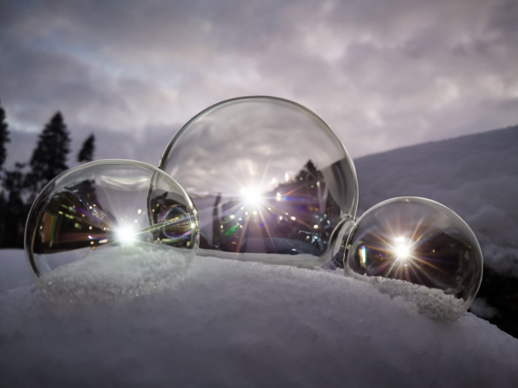 "Funkelnder Zauber: Beleuchtete Kugeln im Winterzauber"