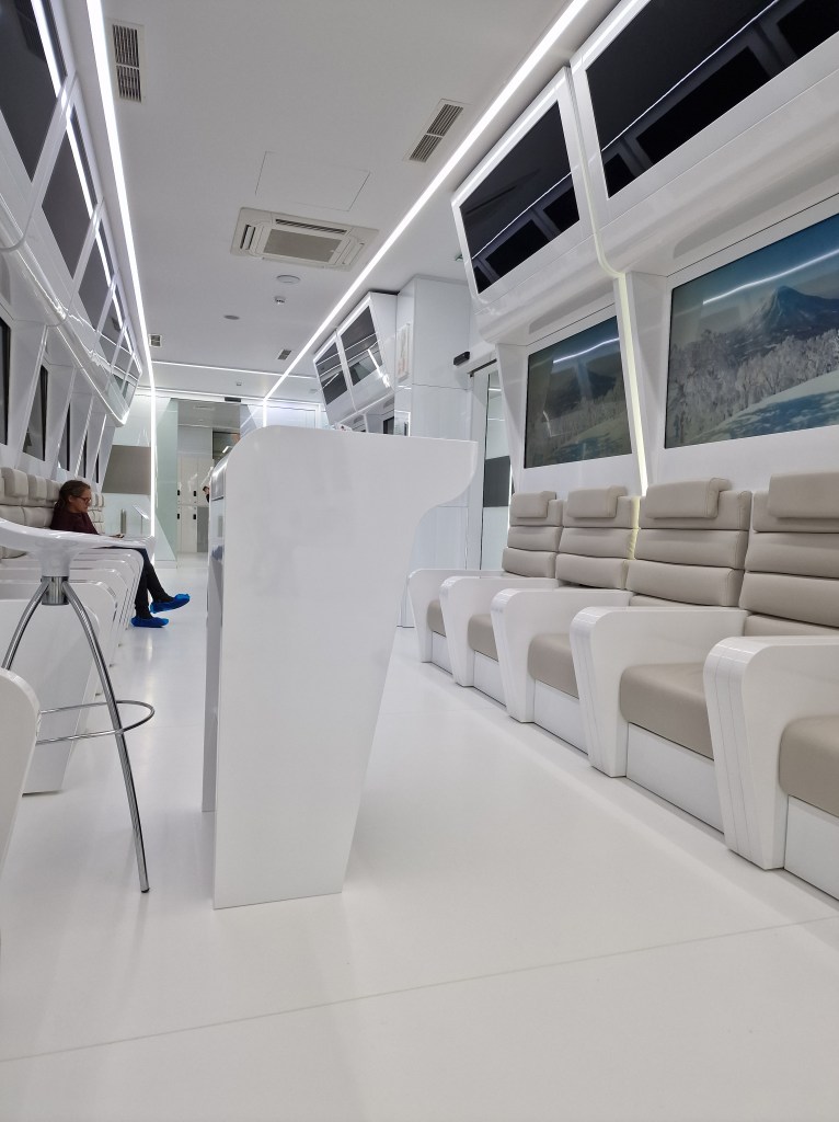 "Barrierefreie Zahnbehandlung in Varna: Dentaprime macht's möglich!"
Als Rollstuhlfahrer; als Gehbehinderter oder außergewöhnlich Gehbehinderter ist es oft eine Herausforderung, geeignete medizinische Einrichtungen zu finden, die auf die Bedürfnisse von Menschen mit Handicap eingestellt sind. Doch zum Glück gibt es Dentaprime in Varna, Bulgarien – eine Zahnklinik, die nicht nur erstklassige Behandlungen anbietet, sondern auch barrierefrei zugänglich ist und eine umfassende Betreuung für Rollstuhlfahrer bietet, angefangen vom Flug bis zur Behandlung.