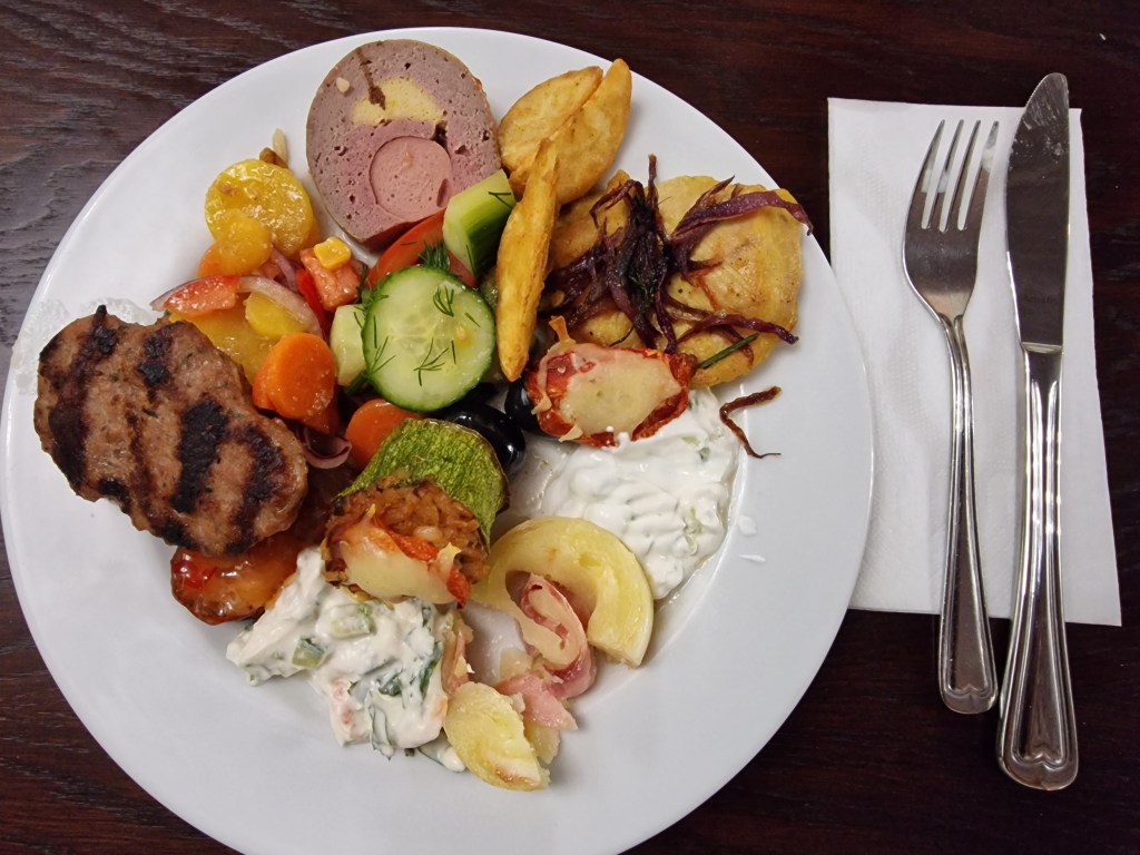 Willkommen im Sunny Day Palace, einem paradiesischen Rückzugsort im Herzen des Sunny Day Resorts in St. St. Constantine und Helena, Varna. Dieses großzügig angelegte Hotel, auch bekannt als Sunny Day Palace, bietet seinen Gästen auf 5 Etagen insgesamt 153 Zimmer, die jeden Anspruch an Komfort und Erholung erfüllen.