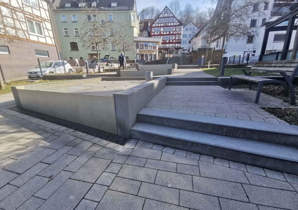 Wasserpark Illerplatz Frankenberg. Die Serpentinen sind wunderbar ohne Barrieren gestaltet, sodass ich problemlos mit meinem Rollstuhl den Hang hinauffahren konnte