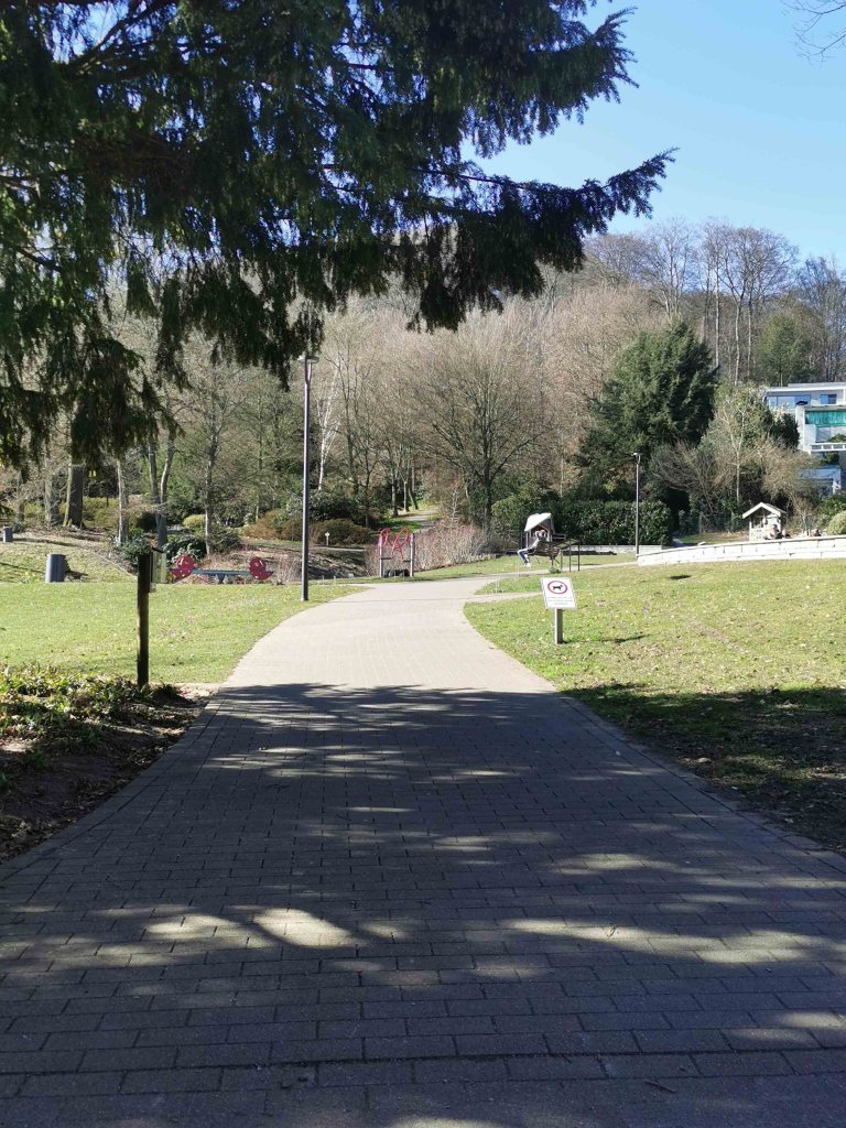 **Frühlingszauber im Botanischen Garten Bielefeld – Ein barrierefreies Naturerlebnis**, **Barrierefreiheit mit Einschränkungen – Ein Erfahrungsbericht** 