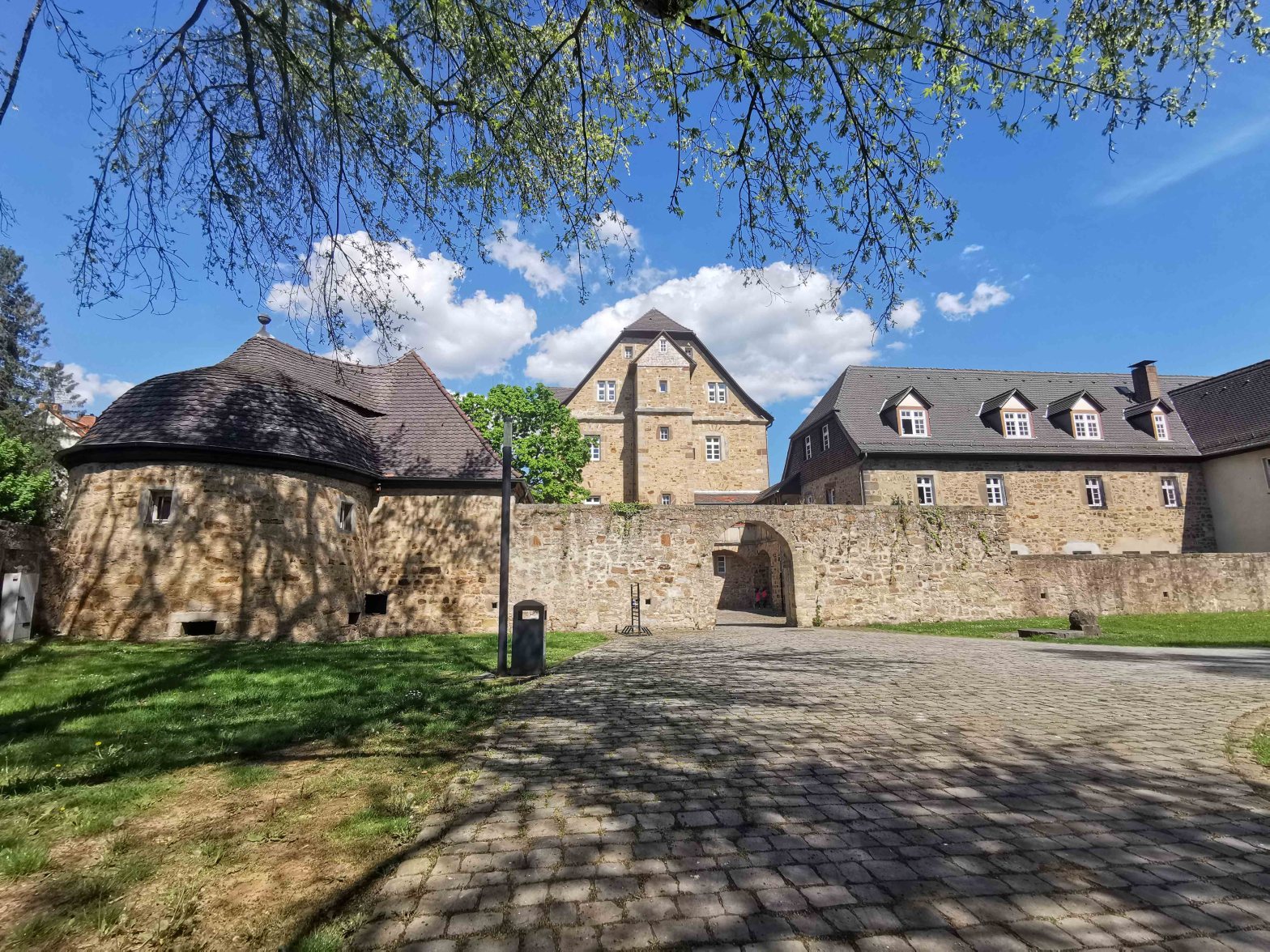 Schloss? Oder doch nur Verwaltungsbau mit Geschichte? Kopfsteinpflaster, Kies und keine Krone – mein barrierearmer Besuch in Melsungen