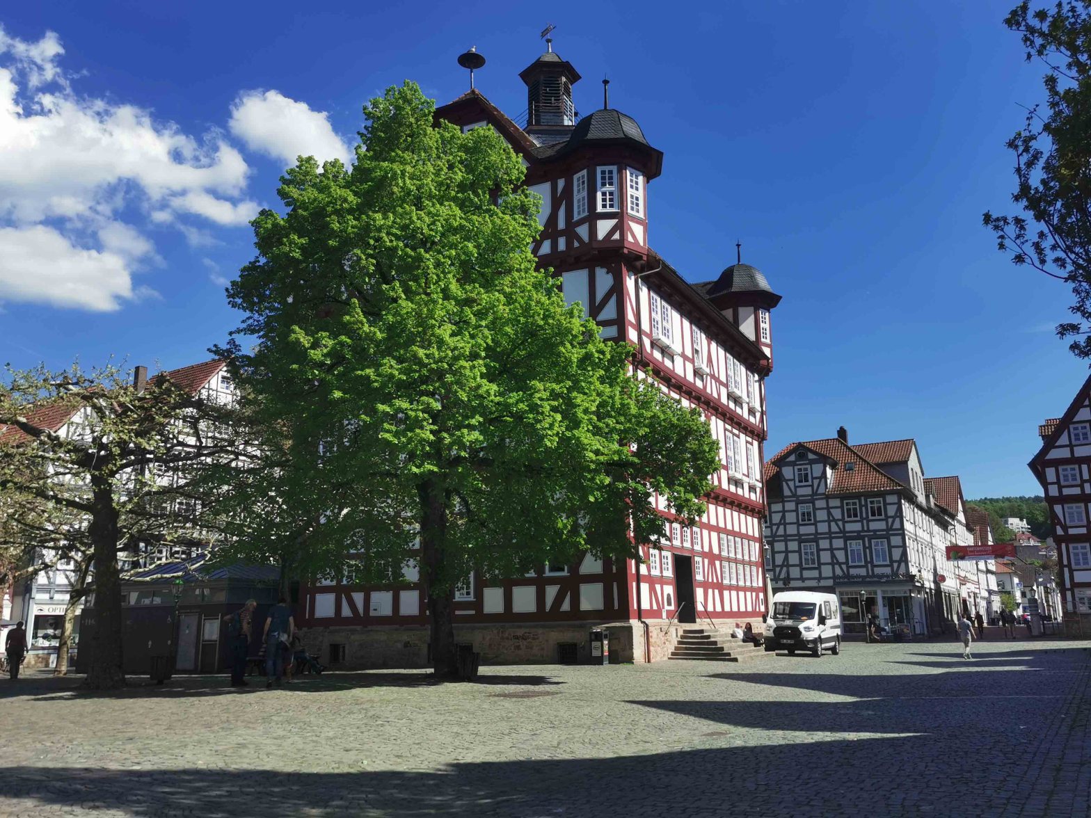 Märchen aus Fachwerk und Pflasterstein – barrierearm durch Melsungens Altstadtzauber 🚦 Vorsicht, Stolperstein! Wenn Kopfsteinpflaster zur Herausforderung wird – mein inklusiver Rundgang durch Melsungen