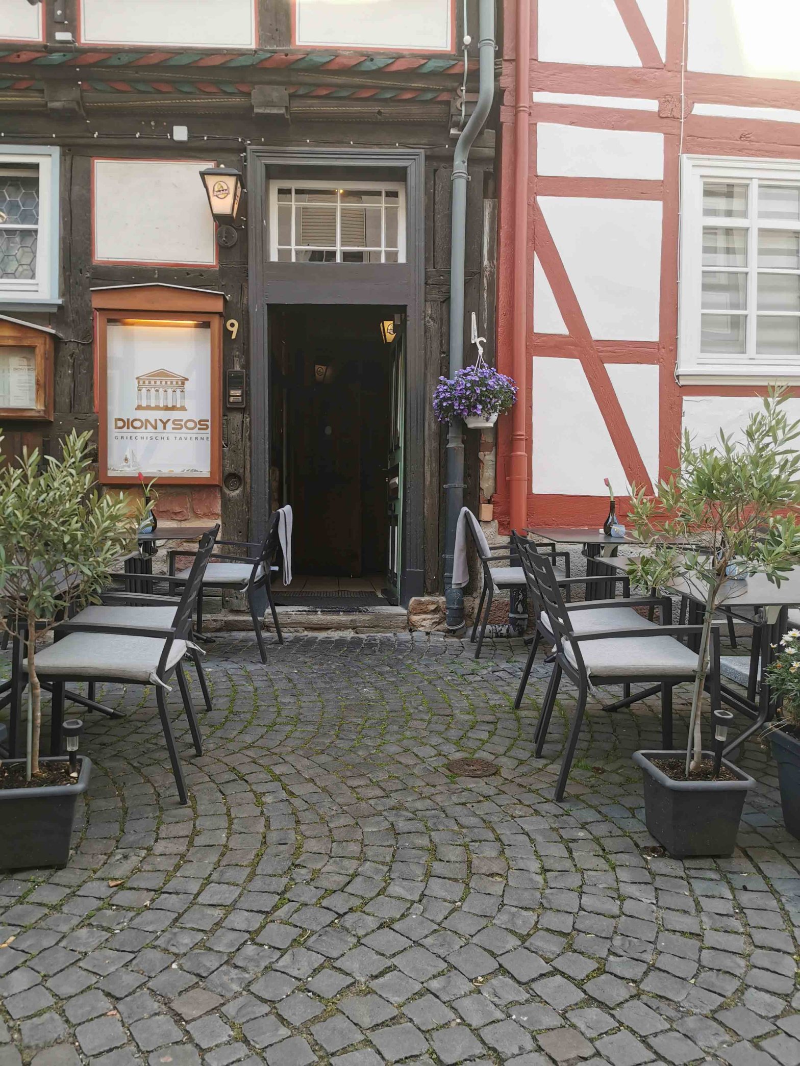 Griechischer Genuss in der Altstadt – mit Stufe und Stil Souvlaki, Sehnsucht & Stolperkanten: Mein rollendes Erlebnis im Dionysos Melsungen