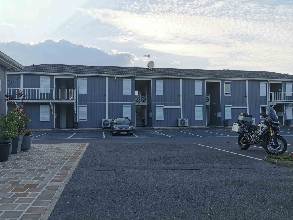 🛏️ Komfort für eine Nacht – barrierefrei oder barrierearm?
Schon bei der Ankunft fiel mir positiv auf: blau gekennzeichnete Behindertenparkplätze direkt vor dem Hotel – groß, sicher und kostenlos. Ein klarer Pluspunkt! Auch Ladestationen für Elektroautos sind vorhanden – nachhaltig gedacht.