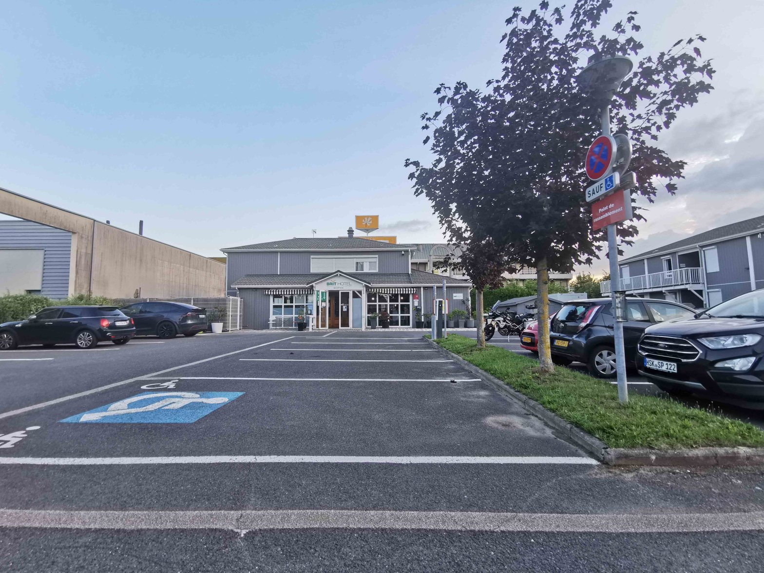 🚗 Zwischenstopp mit Tücken – mein barrierefreies Abenteuer im Brit Hotel Essentiel Reims Taissy