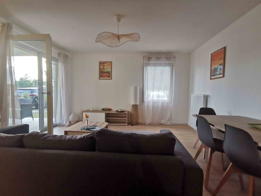 Barrierefreiheit im Alltag
Gleich vor der Tür befindet sich ein Behindertenparkplatz, und der barrierefreie Eingang ermöglicht einen unkomplizierten Start in den Urlaub. Der Flur ist etwas schmal, was für größere Rollstühle eine Herausforderung sein kann.
