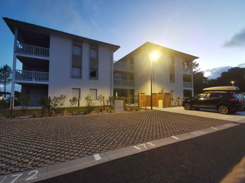 Wer Lust auf eine erholsame und zugleich komfortable Auszeit an der französischen Atlantikküste hat, findet in Linxe ein kleines Urlaubsparadies. Meine Unterkunft lag in der 2 Rue du Palót – eine gemütliche Erdgeschosswohnung in einem gepflegten Mehrparteienhaus, eingebettet zwischen duftendem Pinienwald, dem weiten Meer und einem ruhigen See.