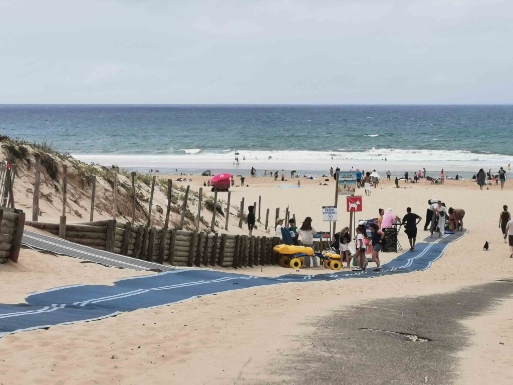 Schon die Anfahrt ist praktisch: Über die Avenue de l’Océan gelangt man direkt nach oben, wo drei Behindertenparkplätze zur Verfügung stehen. Von dort führt ein asphaltierter Weg bis zum Strand, danach folgt eine sehr lange, stabile Matte, die ausgelegt ist. So ist der Zugang für Rollstühle erleichtert.